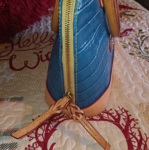BEAUTIFUL! DOONEY & BOURKE CROC EMBOSSED LEATHER ZIP ZIP SATCHEL NWOT! - Picture 4 of 5